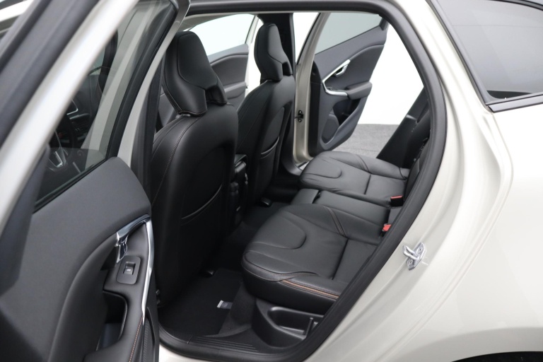 Volvo V40 Cross Country - 1.5 T3 Polar+ Luxury 13