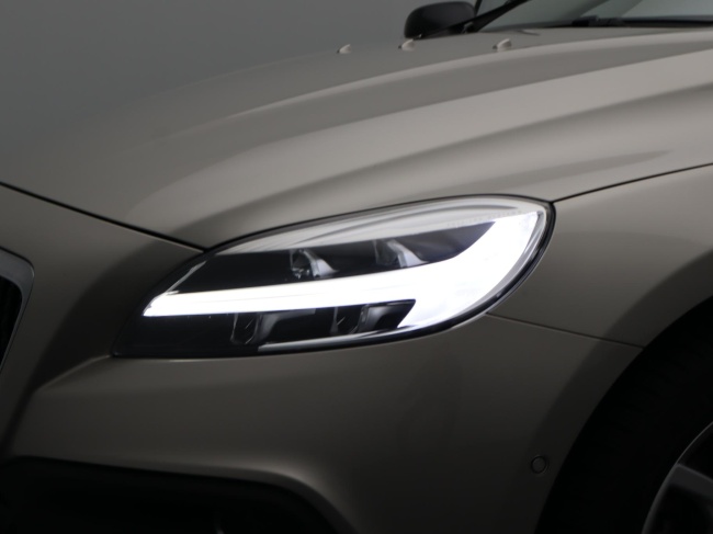 Volvo V40 Cross Country - 1.5 T3 Polar+ Luxury