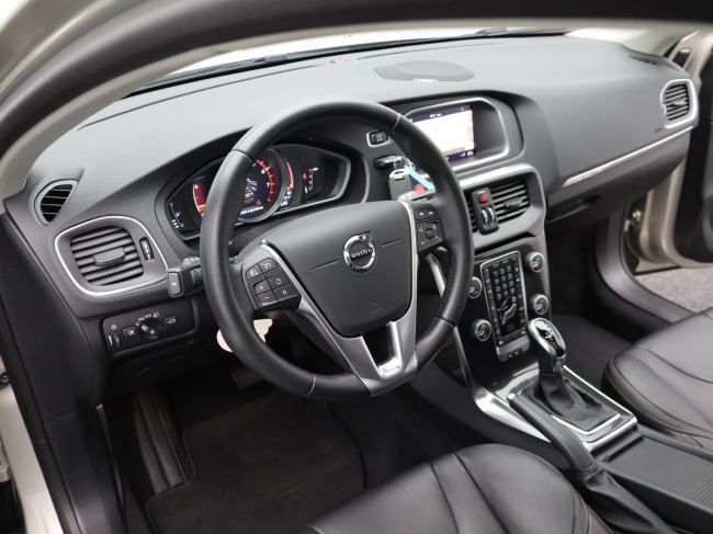 Volvo V40 Cross Country - 1.5 T3 Polar+ Luxury