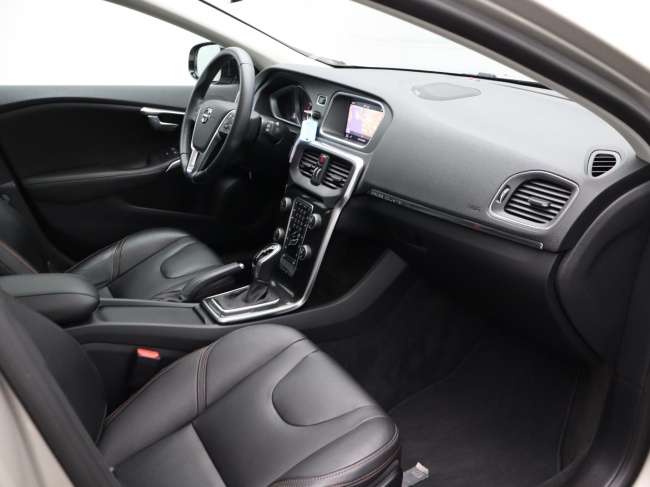 Volvo V40 Cross Country - 1.5 T3 Polar+ Luxury