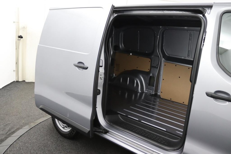 Toyota PROACE Worker - 2.0 D-4D L1 Challenger 32