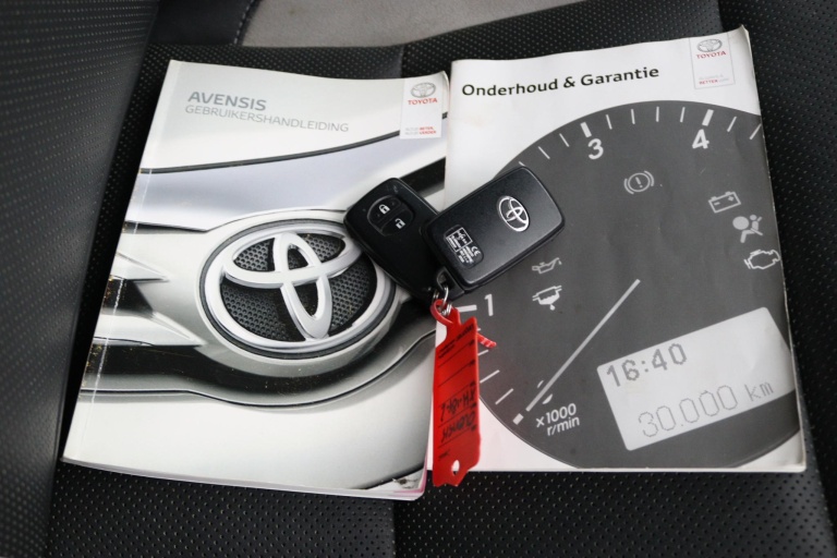 Toyota Avensis Touring Sports - 1.8 VVT-i SkyView Edition 11