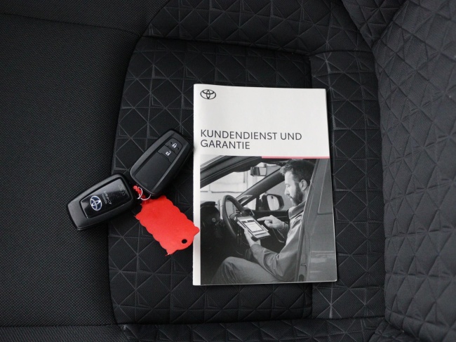 Toyota C-HR - 1.8 Hybrid Business Plus