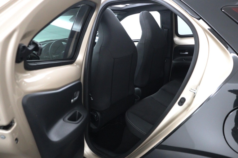 Toyota Aygo X - 1.0 VVT-i S-CVT Premium 18