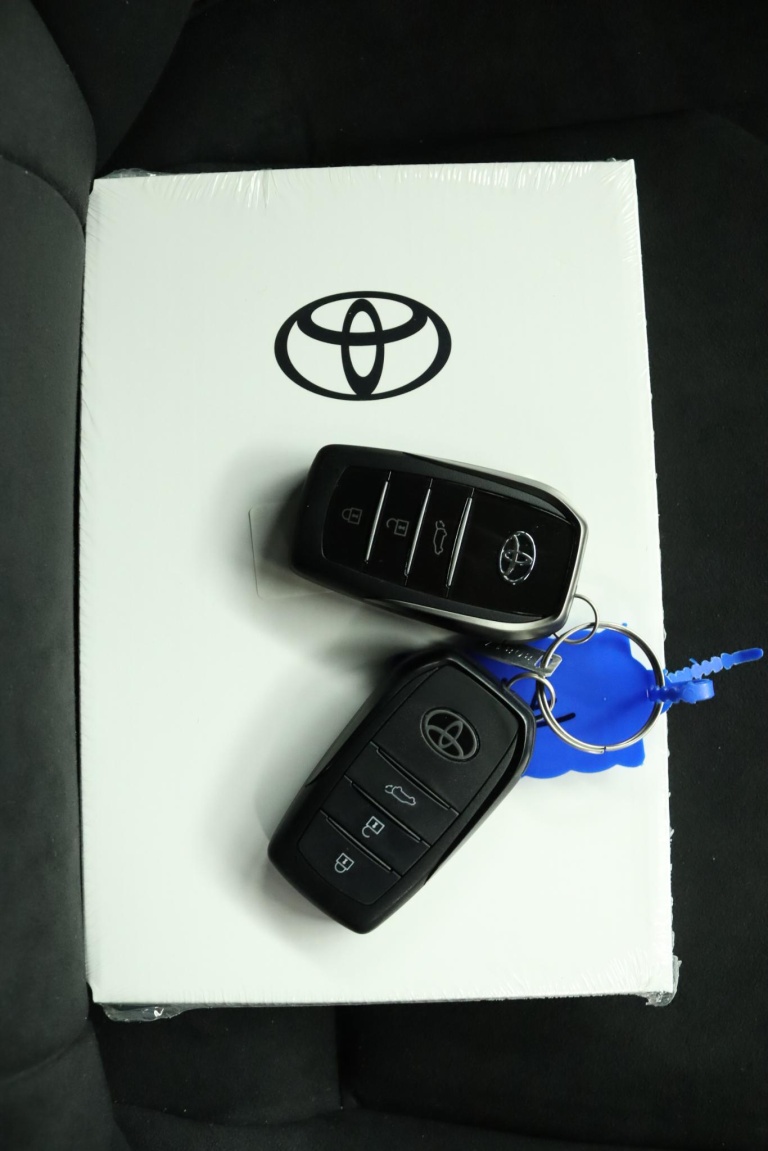 Toyota C-HR - 2.0 Plug-in Hybrid 220 Black Edition 8