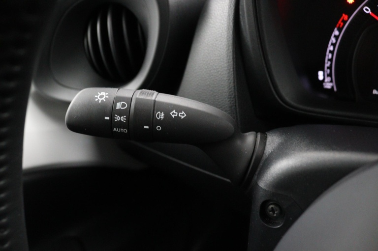 Toyota Aygo X - 1.0 VVT-i MT Play 19