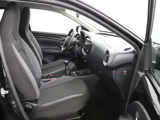 Toyota Aygo X - 1.0 VVT-i MT first
