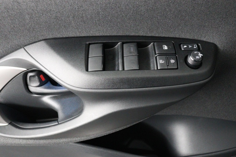 Toyota Yarsi Cross - 1.5 Hybrid Executive 28