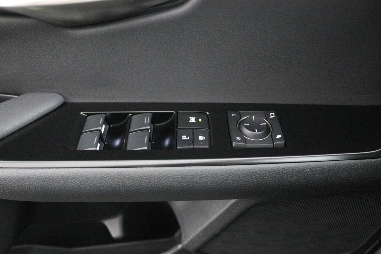 Lexus UX - 250h Business Line 28