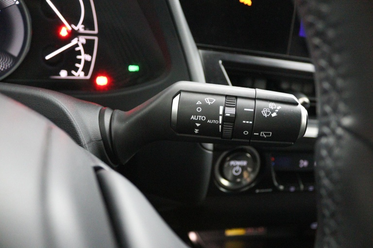 Lexus UX - 250h Business Line 31