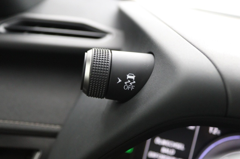 Lexus UX - 250h Business Line 38