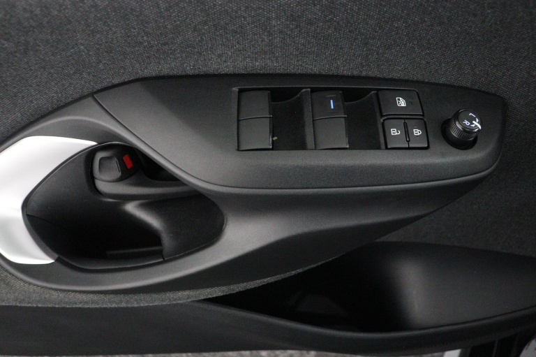 Toyota Yaris - 1.5 VVT-i First Edition 30