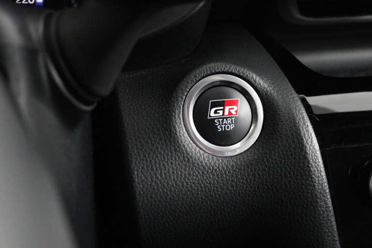 Toyota Yaris Cross - 1.5 Hybrid GR Sport 43