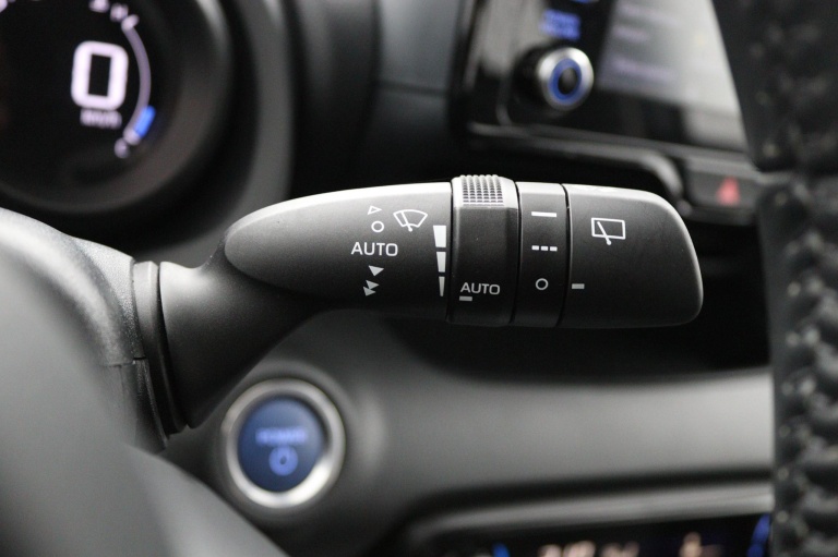 Toyota Yaris - 1.5 Hybrid Dynamic 31
