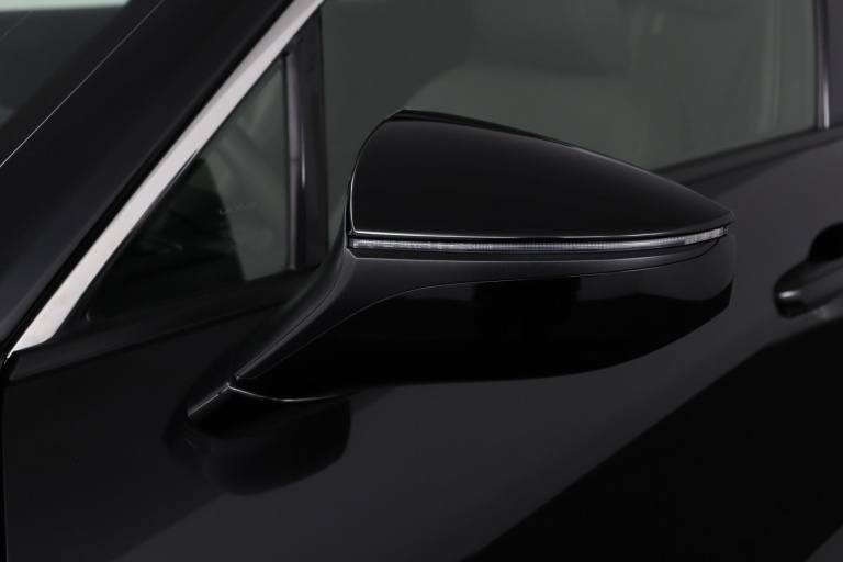 Lexus LBX - Elegant 2WD 32