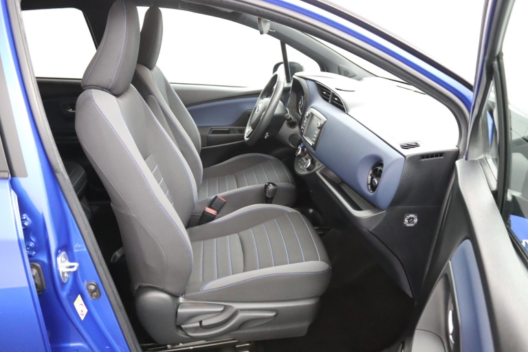 Toyota Yaris - 1.5 Hybrid Bi-Tone 10