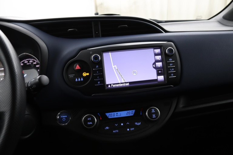 Toyota Yaris - 1.5 Hybrid Bi-Tone 13