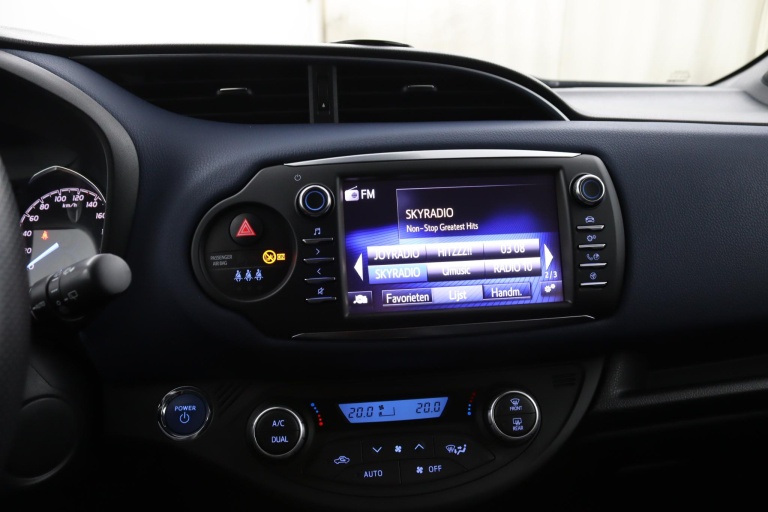 Toyota Yaris - 1.5 Hybrid Bi-Tone 15