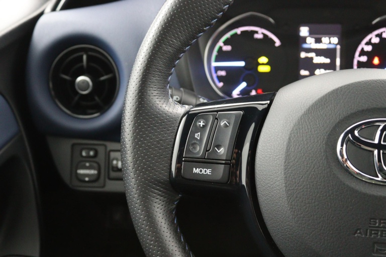 Toyota Yaris - 1.5 Hybrid Bi-Tone 17
