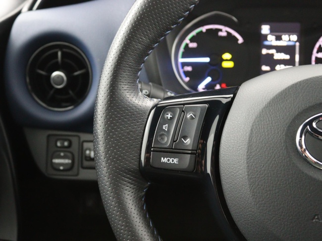 Toyota Yaris - 1.5 Hybrid Bi-Tone