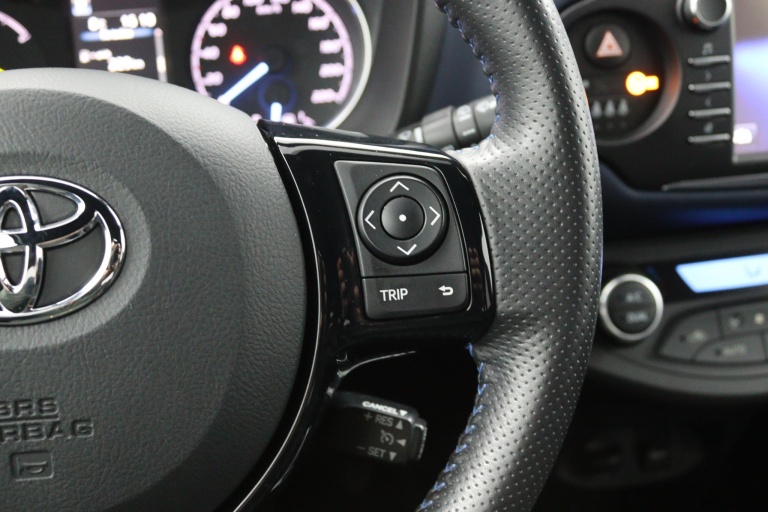Toyota Yaris - 1.5 Hybrid Bi-Tone 18