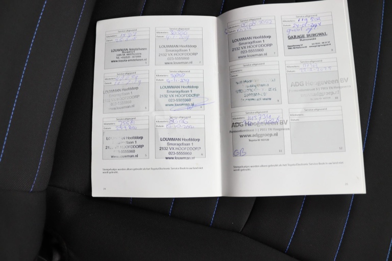 Toyota Yaris - 1.5 Hybrid Bi-Tone 27