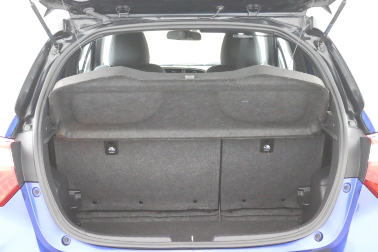 Toyota Yaris - 1.5 Hybrid Bi-Tone 28