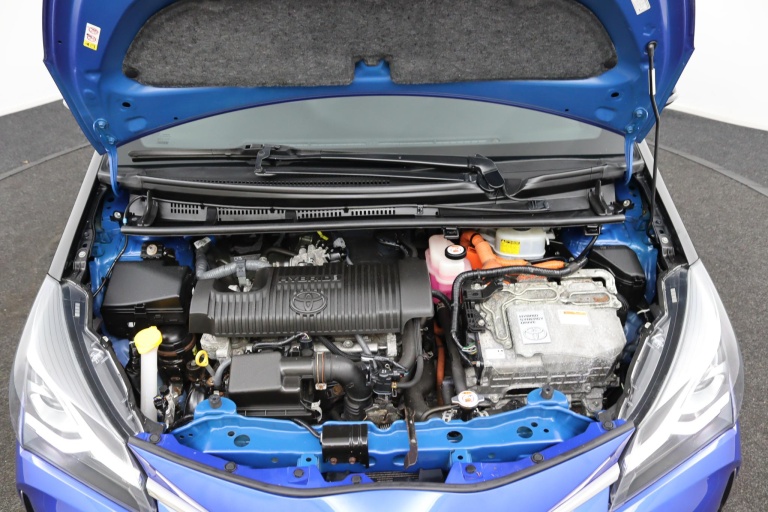 Toyota Yaris - 1.5 Hybrid Bi-Tone 36