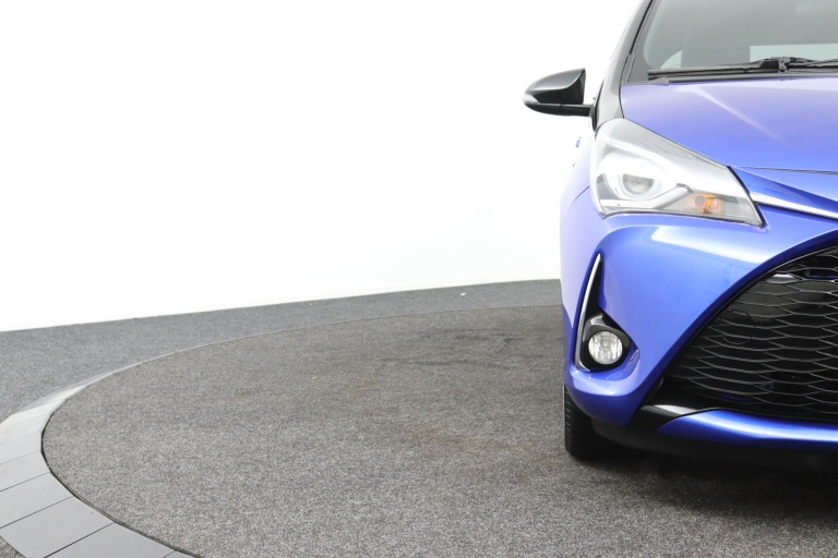 Toyota Yaris - 1.5 Hybrid Bi-Tone 37