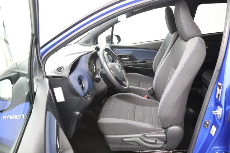 Toyota Yaris - 1.5 Hybrid Bi-Tone 9