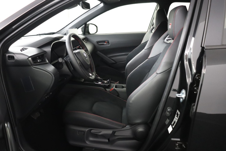 Toyota Corolla Cross - Hybrid 180 GR Sport 17