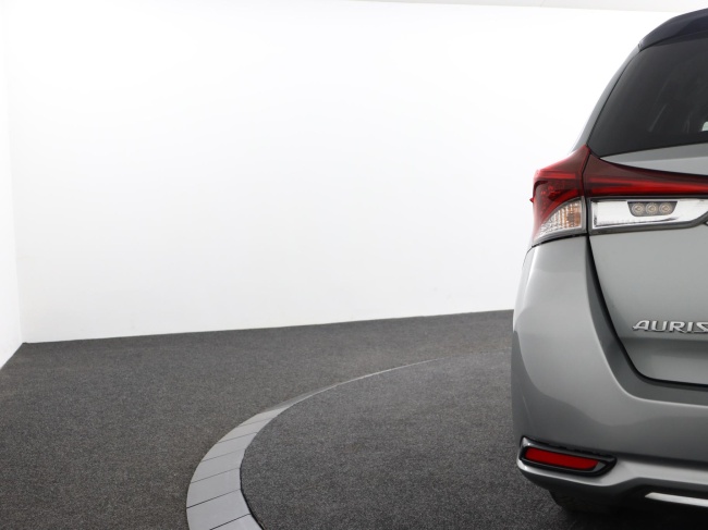 Toyota Auris Touring Sports - 1.8 Hybrid Black Edition