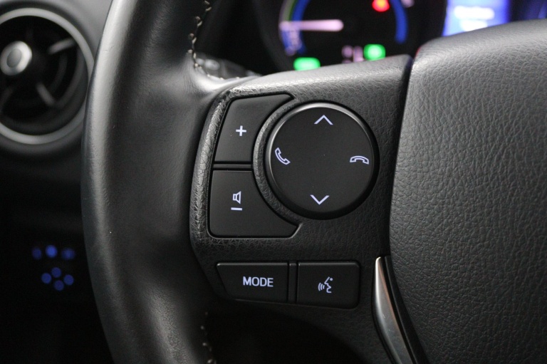 Toyota Auris - 1.8 Hybrid Dynamic Ultimate 19