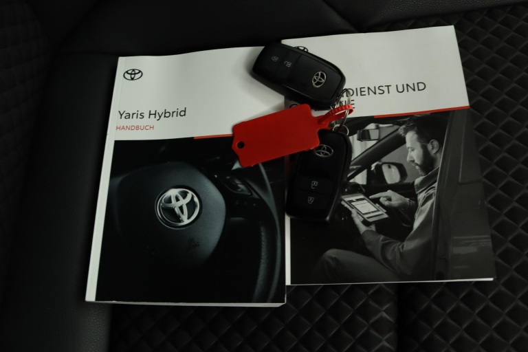 Toyota Yaris - 1.5 Hybrid Executive 11