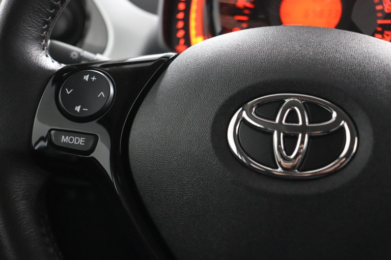 Toyota Aygo - 1.0 VVT-i x-joy 18