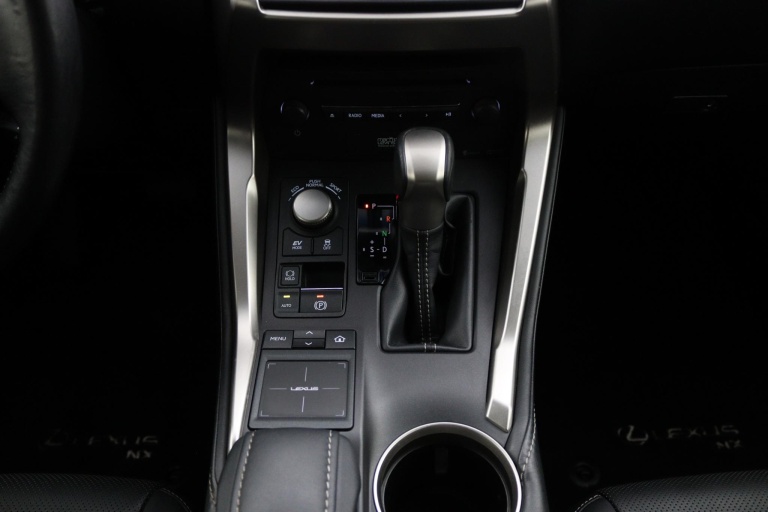 Lexus NX - 300h AWD President Line 26