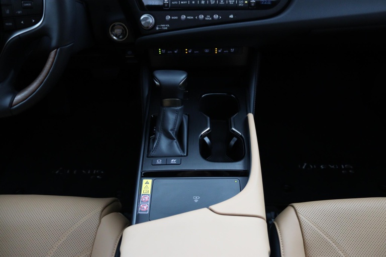 Lexus ES - 300h Executive Line 23