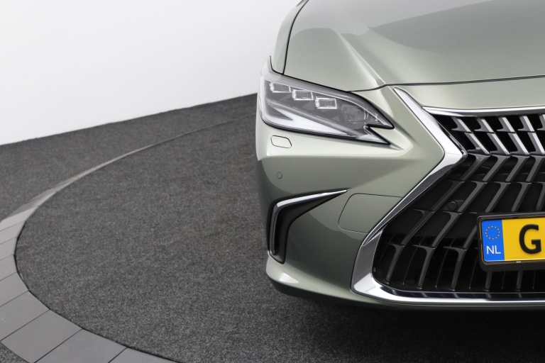 Lexus ES - 300h Executive Line 33