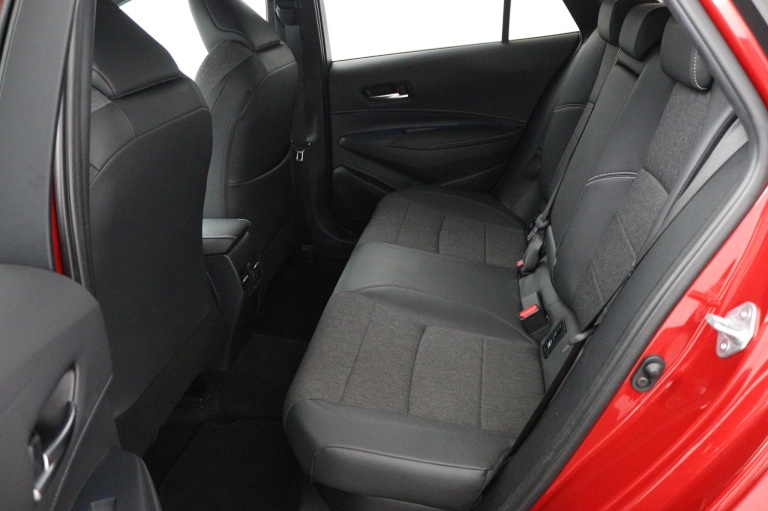 Toyota Corolla Touring Sports - 1.8 Hybrid Dynamic 18