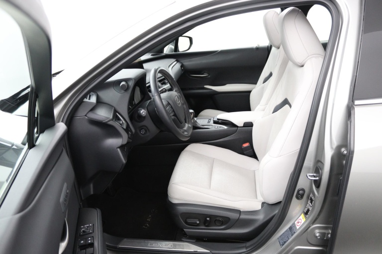 Lexus UX - 250h Executive Line 17