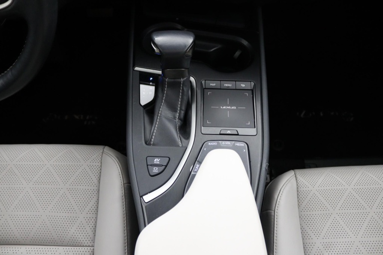 Lexus UX - 250h Executive Line 26