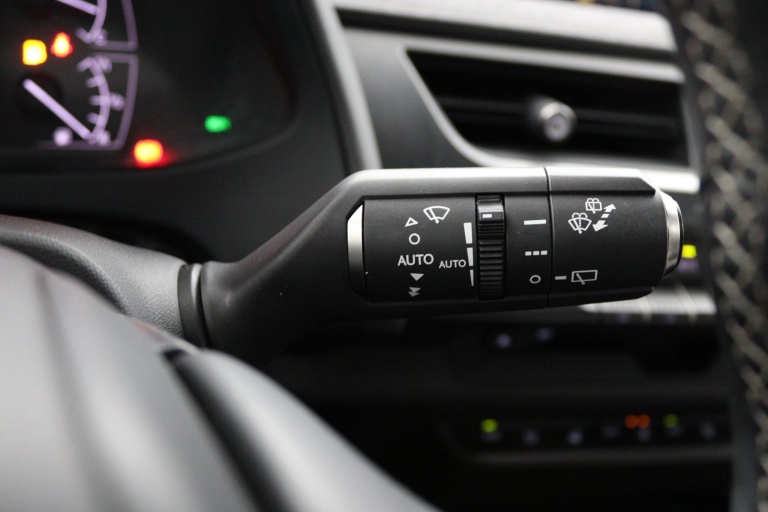 Lexus UX - 250h Executive Line 31