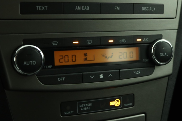 Toyota Avensis Wagon - 1.6 VVTi Comfort 7