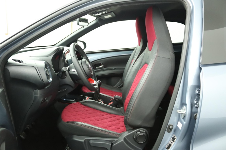 Toyota Aygo X - 1.0 VVT-i MT Undercover 17