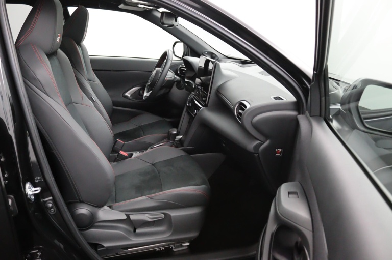 Toyota Yaris Cross - 1.5 Hybrid 130 GR SPORT 12