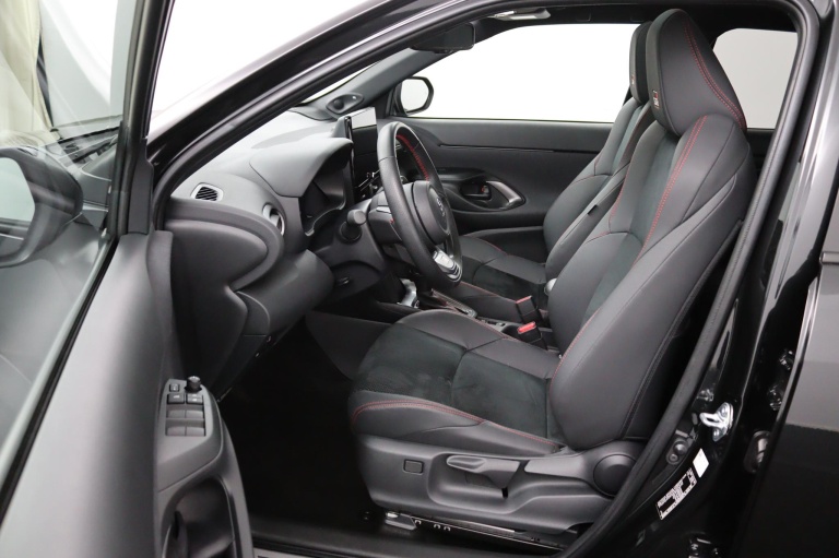 Toyota Yaris Cross - 1.5 Hybrid 130 GR SPORT 9