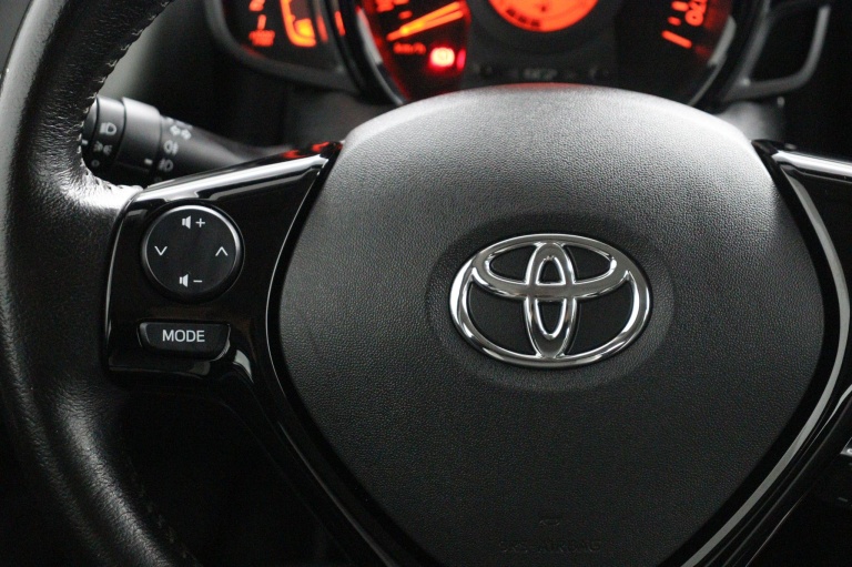 Toyota Aygo - 1.0 VVT-i x-play 18