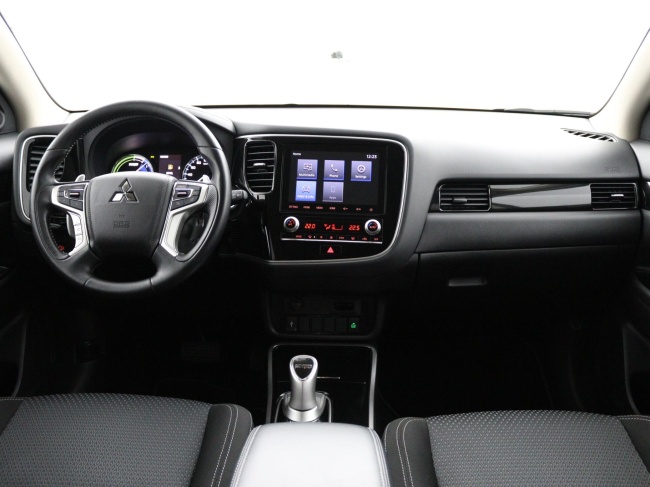 Mitsubishi Outlander - 2.4 PHEV Pure