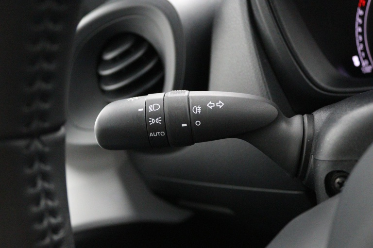 Toyota Aygo X - 1.0 VVT-i MT Play 29