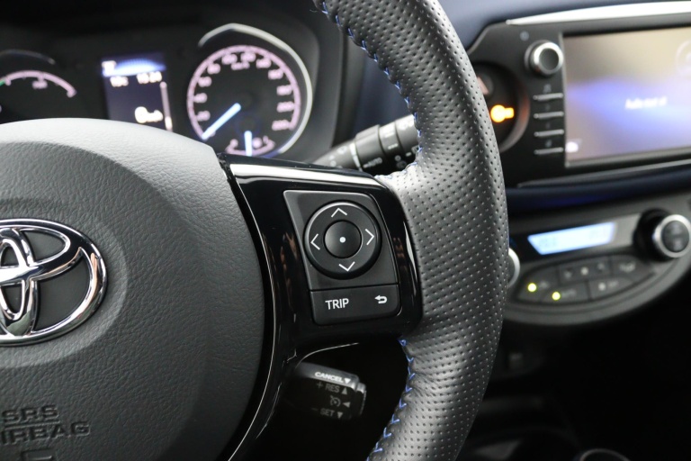 Toyota Yaris - 1.5 Hybrid BI-Tone 17